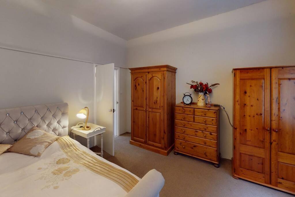 Spacious One Bedroom Flat West Hoathley Екстериор снимка